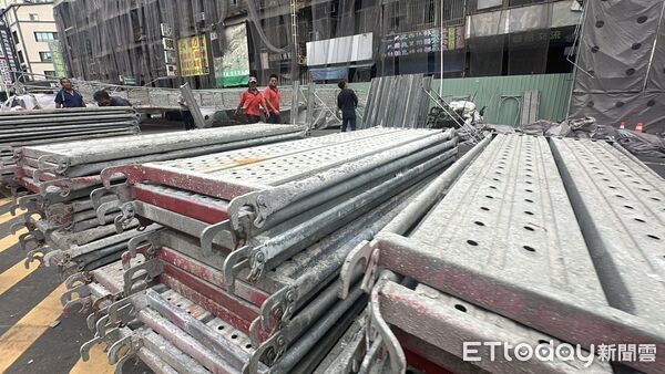 ▲台中鷹架倒塌。（圖／記者許權毅攝）