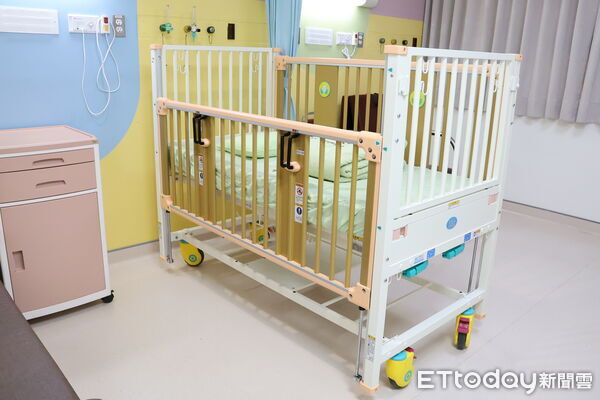 ▲林思宏醫師返鄉出席若瑟醫院病床捐贈儀式，愛心守護偏鄉兒童。（圖／記者游瓊華翻攝）