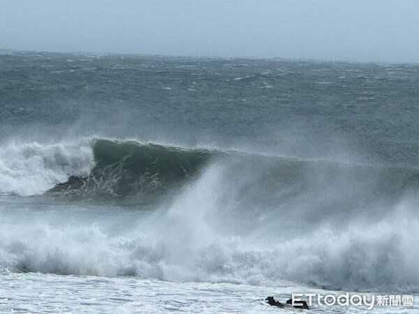 ▲▼ 驚險20分鐘！台東2衝浪客遇「強浪」漂流海上　2友人救援也受困。（圖／記者楊晨東翻攝）