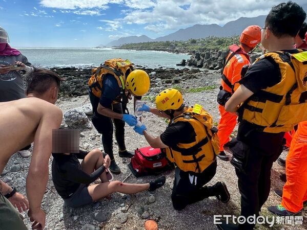 ▲▼ 驚險20分鐘！台東2衝浪客遇「強浪」漂流海上　2友人救援也受困。（圖／記者楊晨東翻攝）