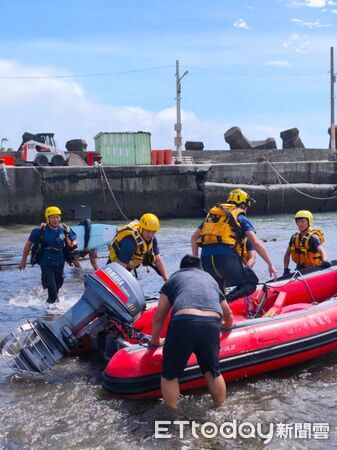 ▲▼ 驚險20分鐘！台東2衝浪客遇「強浪」漂流海上　2友人救援也受困。（圖／記者楊晨東翻攝）
