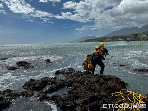 ▲▼ 驚險20分鐘！台東2衝浪客遇「強浪」漂流海上　2友人救援也受困。（圖／記者楊晨東翻攝）