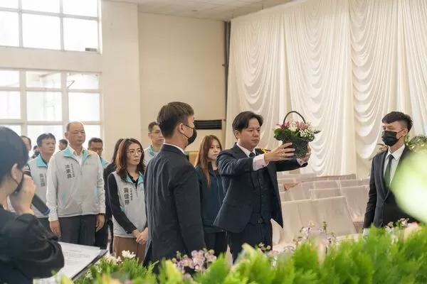 ▲竹市代理市長邱臣遠擔任主祭官，向往生者表達追思與哀悼之意。（圖／新竹市政府提供）