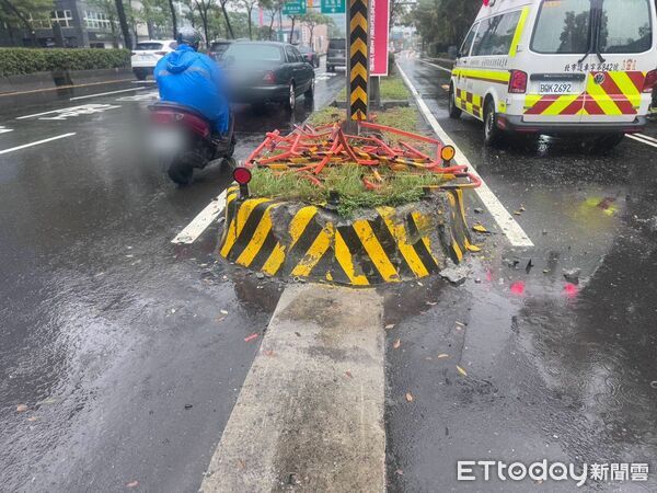 ▲▼            北市堤頂大道多元計程車打滑自撞，女乘客被甩出身亡。（圖／記者張君豪翻攝，下同）