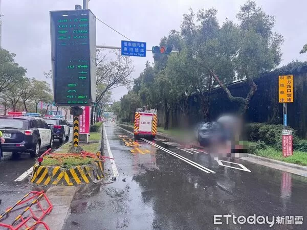 ▲▼            北市堤頂大道多元計程車打滑自撞，女乘客被甩出身亡。（圖／記者張君豪翻攝，下同）