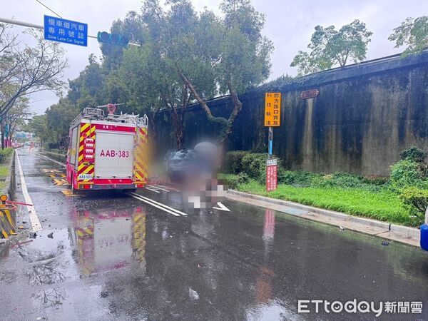 ▲▼            北市堤頂大道多元計程車打滑自撞，女乘客被甩出身亡。（圖／記者張君豪翻攝，下同）