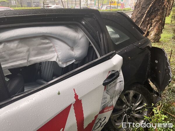 ▲▼            北市堤頂大道多元計程車打滑自撞，女乘客被甩出身亡。（圖／記者張君豪翻攝，下同）