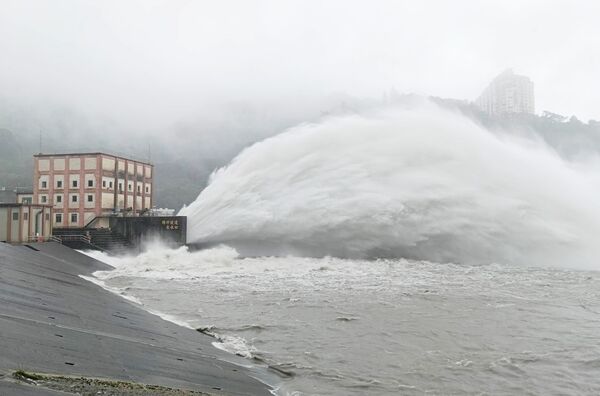▲石門水庫上游這幾天受到風神颱風及東北季風共犯效應影響，集水區降下可觀雨勢，分署開啟排砂隧道放水。（圖／北水分署提供）