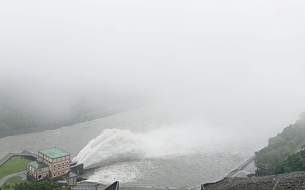 ▲北區分署開啟排砂隧道放水，以調整水庫水位。（圖／北水分署提供）