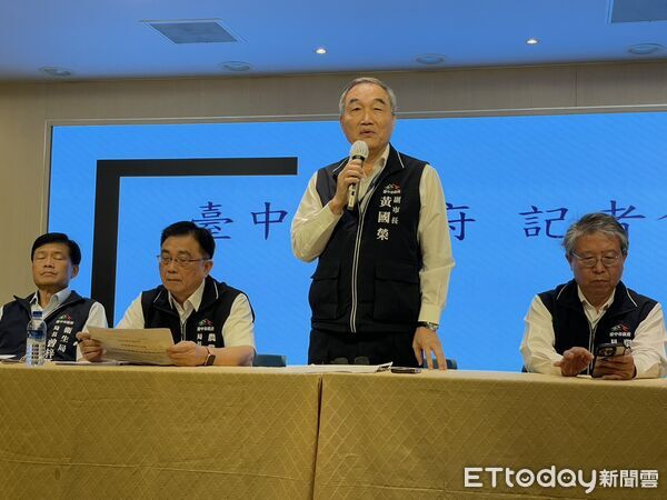 ▲▼台中市副市長黃國榮（上）和環保局長陳宏益（下）說明非洲豬瘟處理過程。（圖／記者鄧木卿攝）