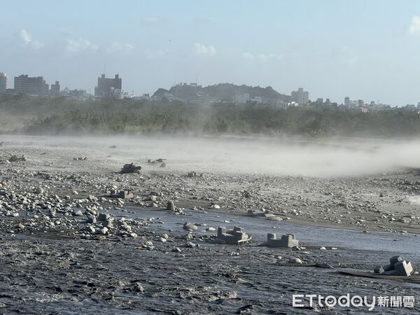 ▲東北季風掀揚塵現象。（圖／記者楊晨東翻攝）