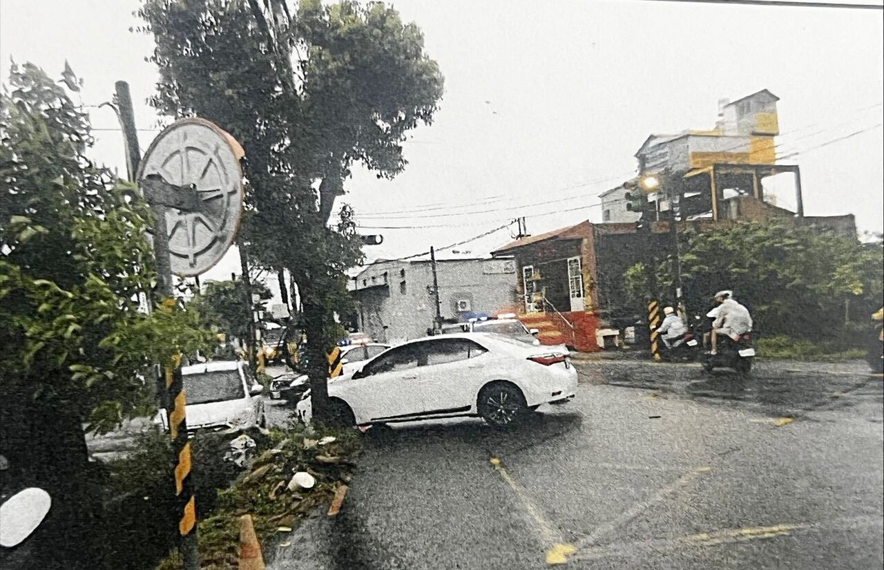 神情恍惚疑毒駕!桃園大叔肇逃後自撞路樹 車上搜出喪屍煙彈