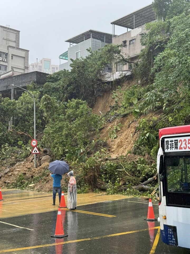 汐止康寧街邊坡坍方! 他曝現場照:目前兩戶居民都已撤離