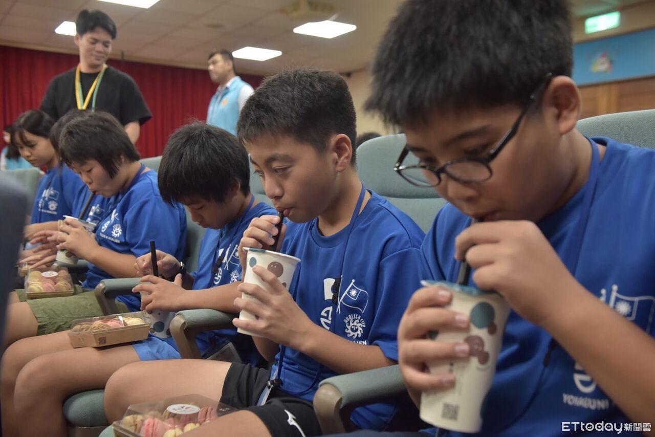 與那國町小學畢旅!東大門夜市嚐珍奶、台式馬卡龍 大喊好吃