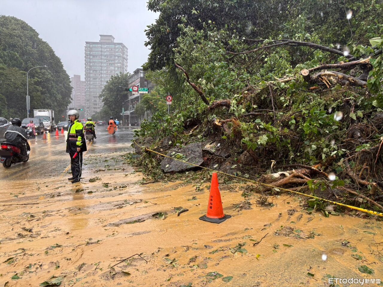 豪雨狂炸!汐止康寧街邊坡坍塌「範圍再擴大」 緊急撤離2戶6人