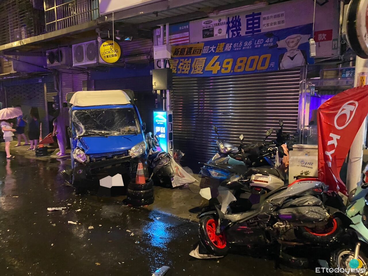 醉不應該瞬間曝!三峽貨車打滑「掃堂腿」甩1圈 11輛汽機車遭殃