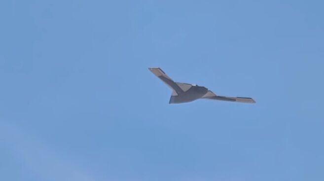 翼展42米超越美B-21 中國「無人版轟-20」試飛現身新疆馬蘭
