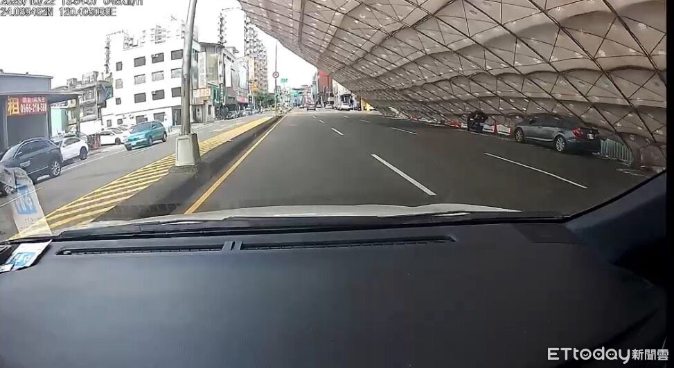倒塌瞬間曝!台中「整片鷹架」蓋下來 駕駛驚魂:完全無法反應
