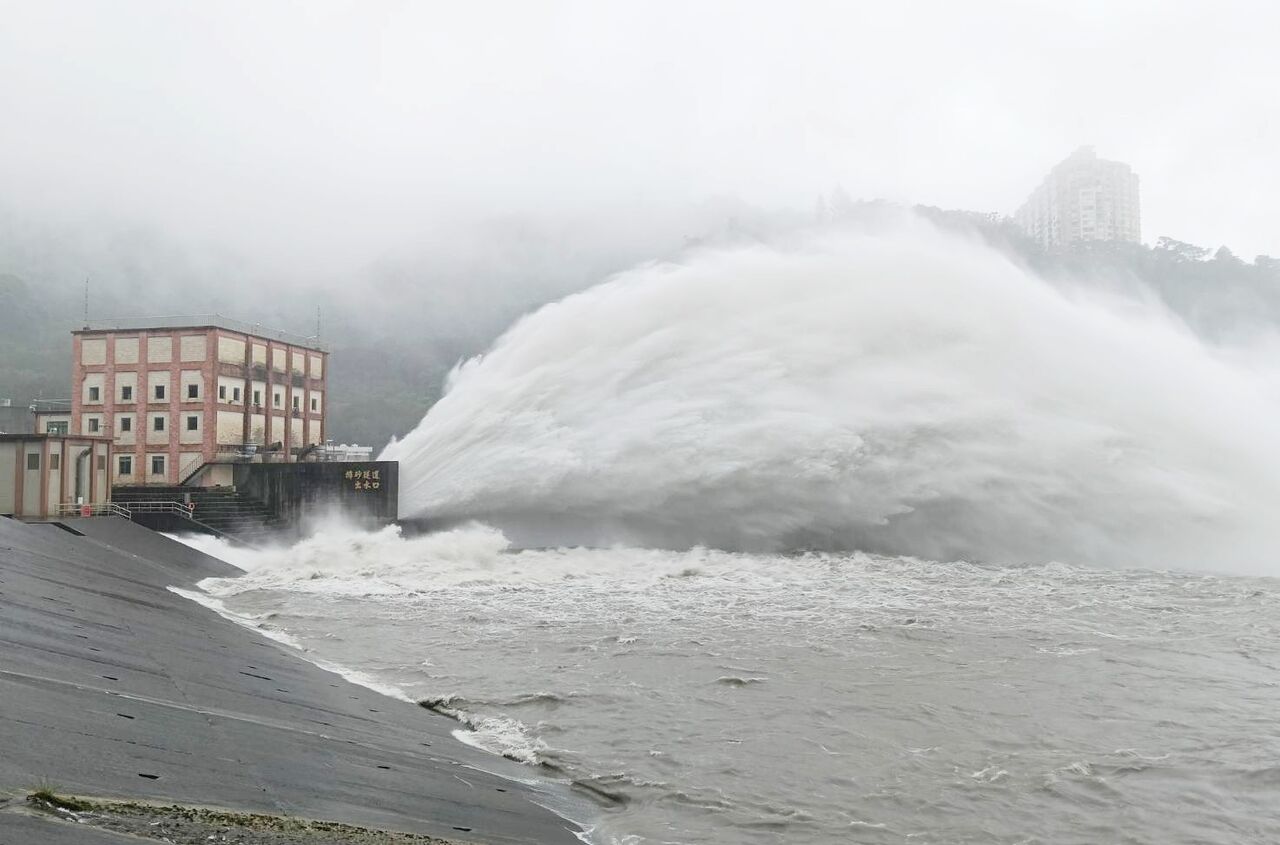 風神+東北季風共伴!石門水庫4天挹注6500萬噸 排砂道開啟放水