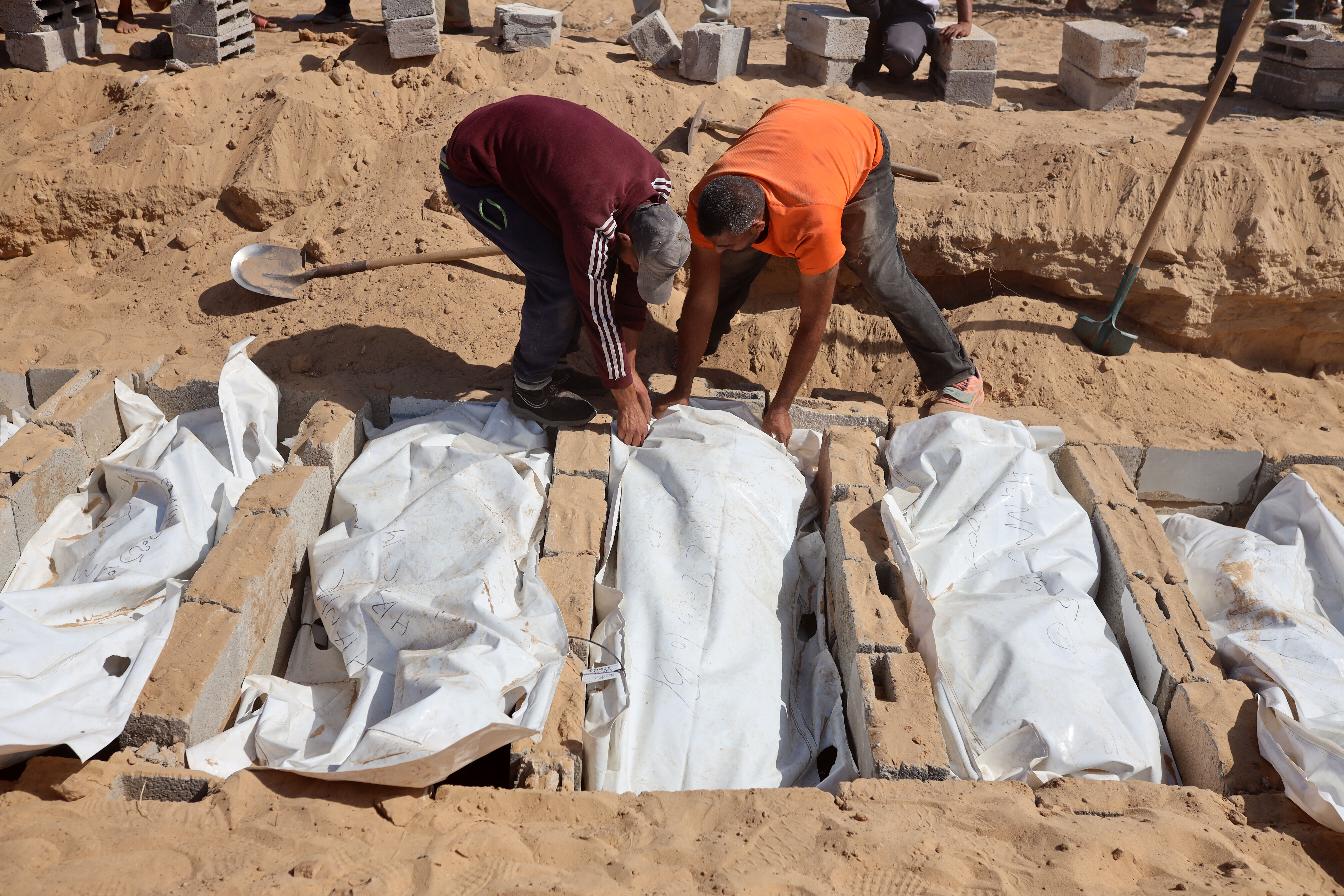 ▲▼加薩中部城市代爾巴拉赫22日舉辦大型集體葬禮。（圖／路透）