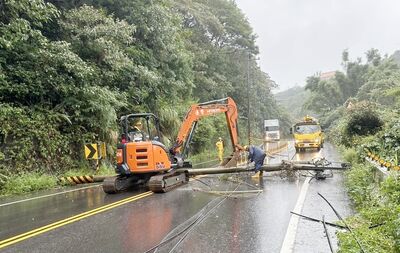 砂石車雨中失控撞斷2電桿　楊梅、龍潭830戶「瞬間斷電」