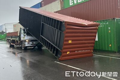 快訊／強風狂襲！台北港貨櫃遭吹落重砸貨車　司機一舉動逃劫