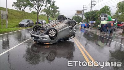 宜蘭員山車禍！轎車失控猛撞對向路邊2車翻覆　駕駛輕傷