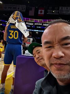 黃立成「虧16億」仍愜意同框Curry　網友歪樓狂刷1句話