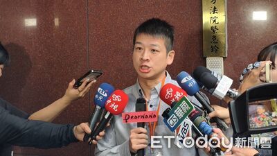 苗博雅YT抖內曾單月破百萬　許甫提醒：小心人前牽手背後下毒手