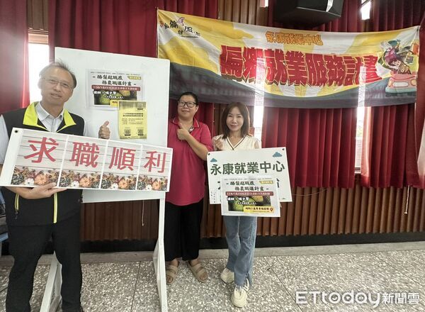 ▲偏鄉就業服務專車開進大內左岸幸福莊園，帶領學員走入酪梨果園現場學習產業職涯。（記者林東良翻攝，下同）