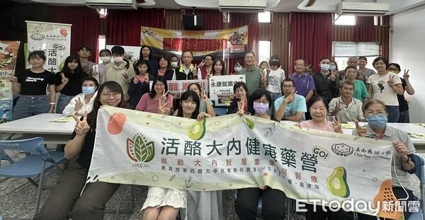 ▲偏鄉就業服務專車開進大內左岸幸福莊園，帶領學員走入酪梨果園現場學習產業職涯。（記者林東良翻攝，下同）