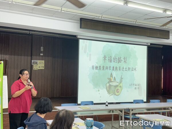 ▲偏鄉就業服務專車開進大內左岸幸福莊園，帶領學員走入酪梨果園現場學習產業職涯。（記者林東良翻攝，下同）