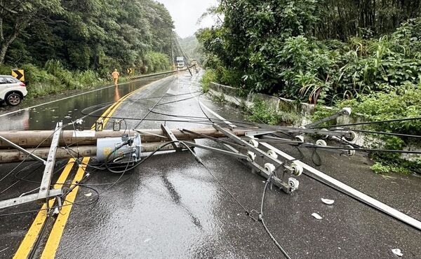 ▲桃園市楊梅區老莊路今天上午遭砂石車撞倒2根電桿，導致楊梅、龍潭地區830戶住戶停電。（圖／台電桃園營業處提供）