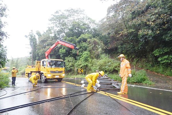 ▲桃園市楊梅區老莊路今天上午被砂石車撞倒2根電桿，台電工程人員到場搶修。（圖／台電桃園營業處提供）