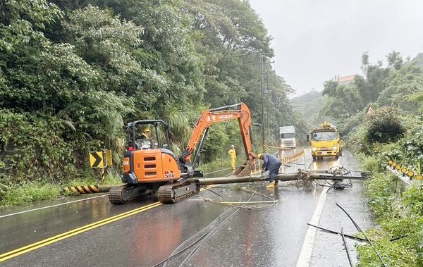 ▲桃園市楊梅區老莊路今天上午遭砂石車撞倒2根電桿，台電人員到場搶修。（圖／台電桃園營業處提供）