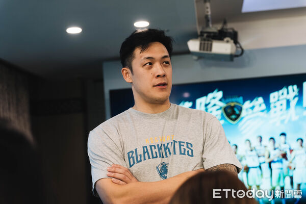 ▲SBL基隆黑鳶成軍，總經理林冠綸，球員周儀翔、余祥平。（圖／記者杜奕君攝）