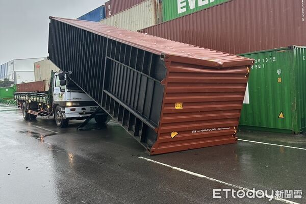 ▲▼             台北港空貨櫃被大風吹落，砸種一輛大貨車。（圖／記者陳以昇翻攝）