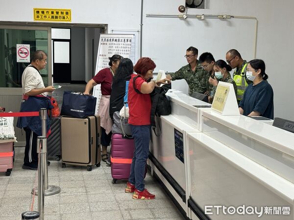 ▲▼金門尚義機場滯留旅客，3軍機支援疏運             。（圖／記者葉建雄翻攝）
