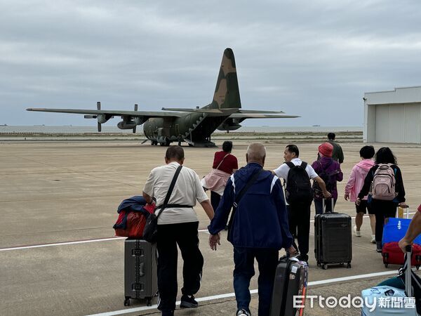 ▲▼金門尚義機場滯留旅客，3軍機支援疏運             。（圖／記者葉建雄翻攝）