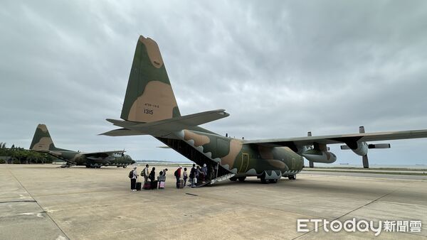 ▲▼金門尚義機場滯留旅客，3軍機支援疏運             。（圖／記者葉建雄翻攝）