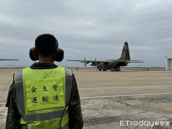 ▲▼金門尚義機場滯留旅客，3軍機支援疏運             。（圖／記者葉建雄翻攝）