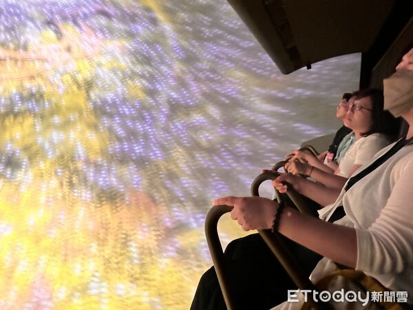 ▲▼高雄「Volare 行動飛行劇院」推出《妖怪森林》飛行劇院版，期間限定試映，讓觀眾可以透過獨家飛行椅直接「飛進故事裡」。（圖／記者林育綾攝）