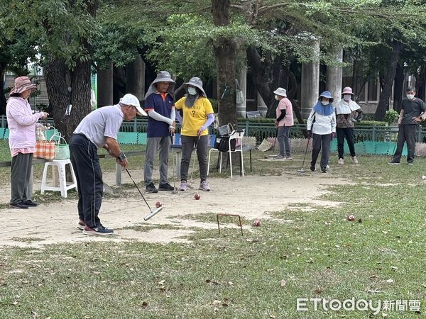 ▲台南市仁德區仁義運動公園槌球場，銀髮選手揮槌上陣，展現穩健身手與競技精神。（記者林東良翻攝，下同）