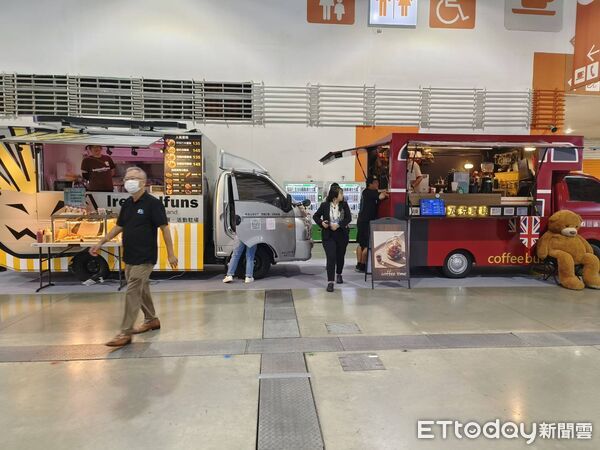 ▲行動餐車銷售飲料或輕食。（圖／記者張佩芬攝）