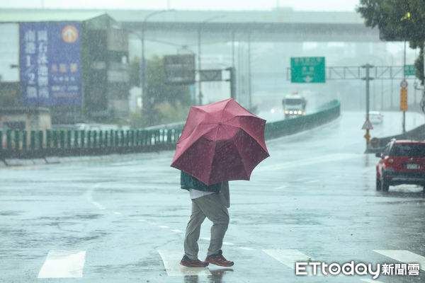 ▲受「風神颱風」外圍環流及東北季風共伴影響，台灣自20日開始下起驚人雨勢。（圖／記者李毓康攝）