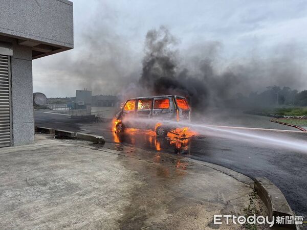 ▲金湖水庫旁驚傳火燒車，現場發現一具焦屍。（圖／記者鄭逢時翻攝，下同）