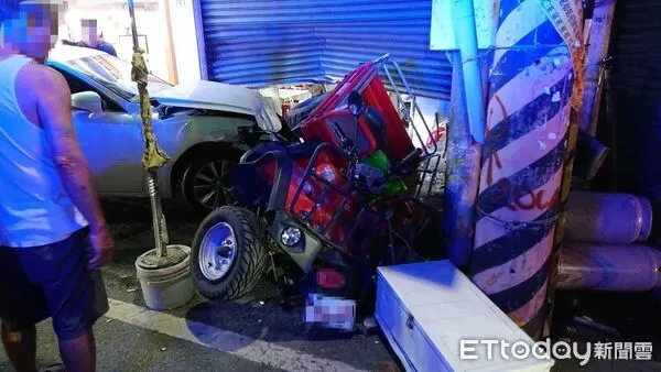 ▲▼快訊／高雄男駕駛失控撞店家　警方車上找到毒品吸食器。（圖／記者吳奕靖翻攝）