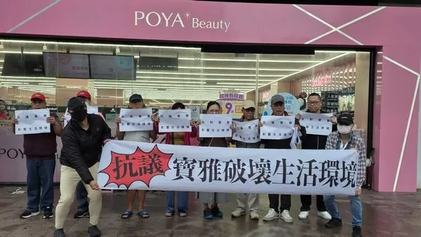 ▲19台冷氣室外機狂排熱氣！寶雅中壢中央西店後巷住戶抗議