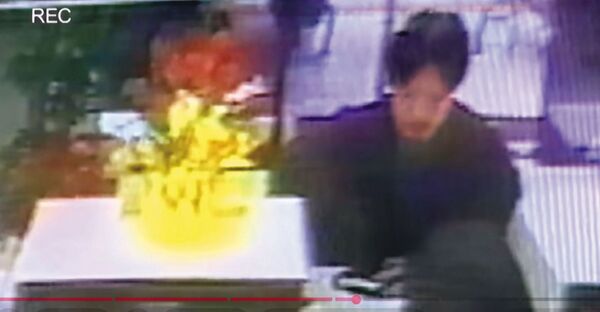 阿俊（圖）到銀行想將支票兌現的身影，被監視器清楚拍下，警方公布畫面後沒多久，阿俊母親就致電提供重要線索。（翻攝畫面）