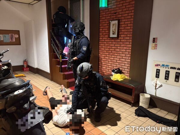 ▲▼新莊22日晚間發生槍擊案，41歲李男頸部中彈送醫宣告不治。（圖／記者陳以昇翻攝，下同）